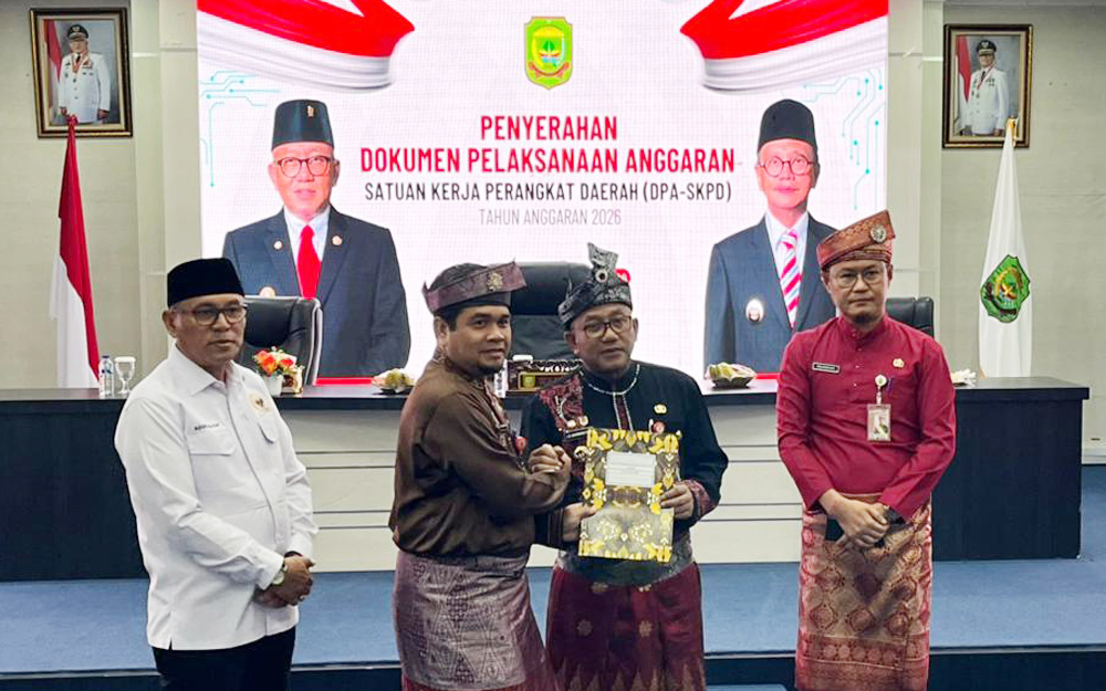 Penyerahan DPA Oleh Walikota Tanjungpinang, Lis Darmansayah. (Foto: Ulasan)