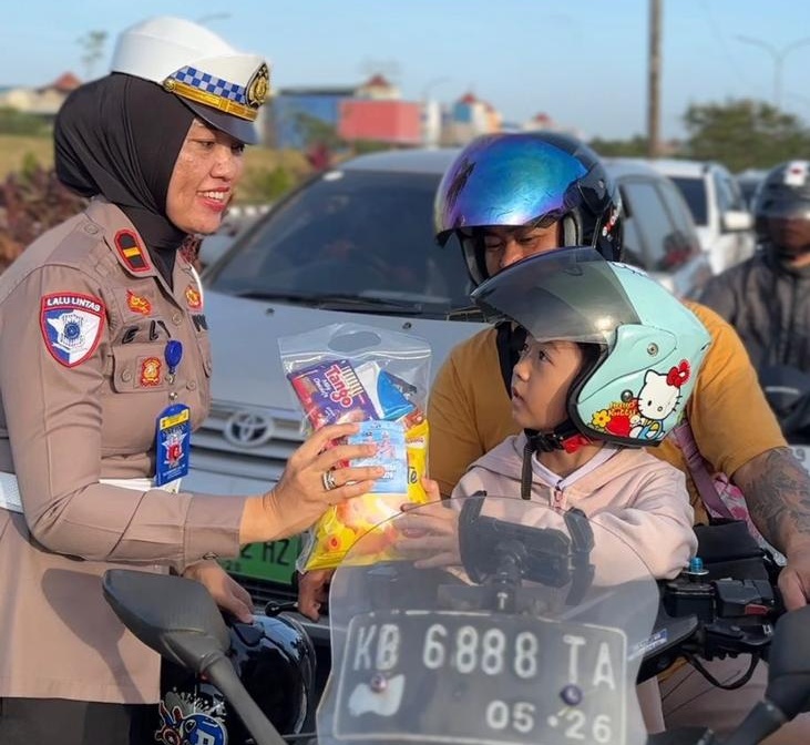 Foto: Kegiatan pemberian himbauan tertib berlalu lintas kepada pengendara dari Satlantas Polresta Barelang. Foto: Ist