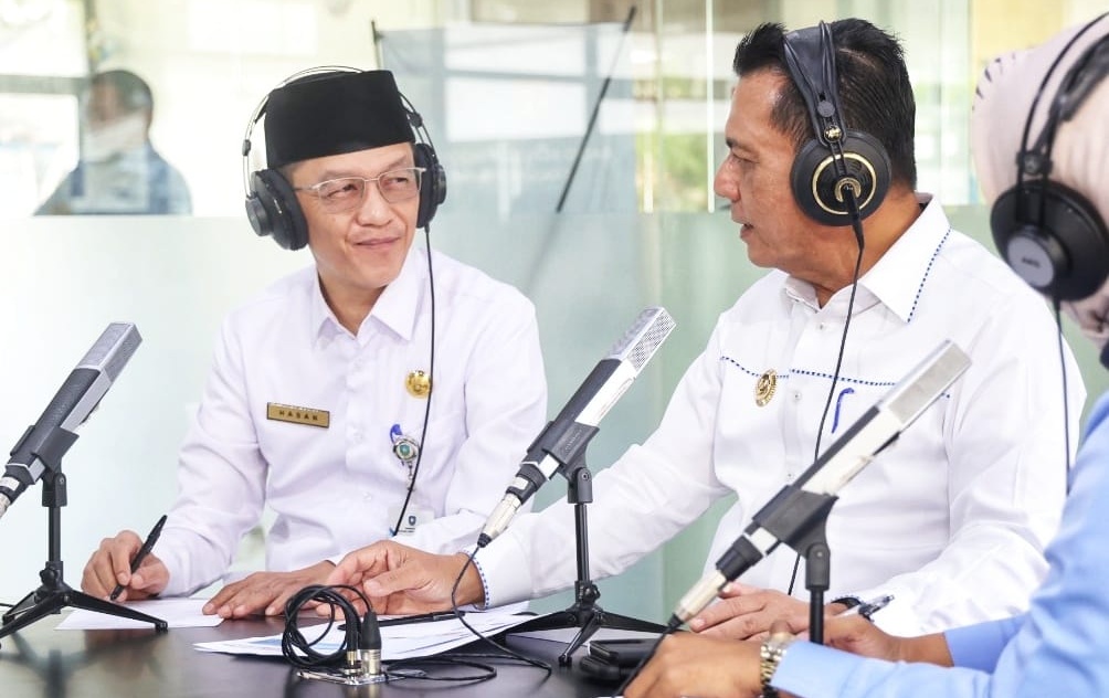 Kadis Pariwisata Kepri, Hasan bersama Gubernur Kepri, Ansar Ahmad dalam dialog interaktif di RRI beberapa waktu lalu. Foto: Diskominfo Kepri