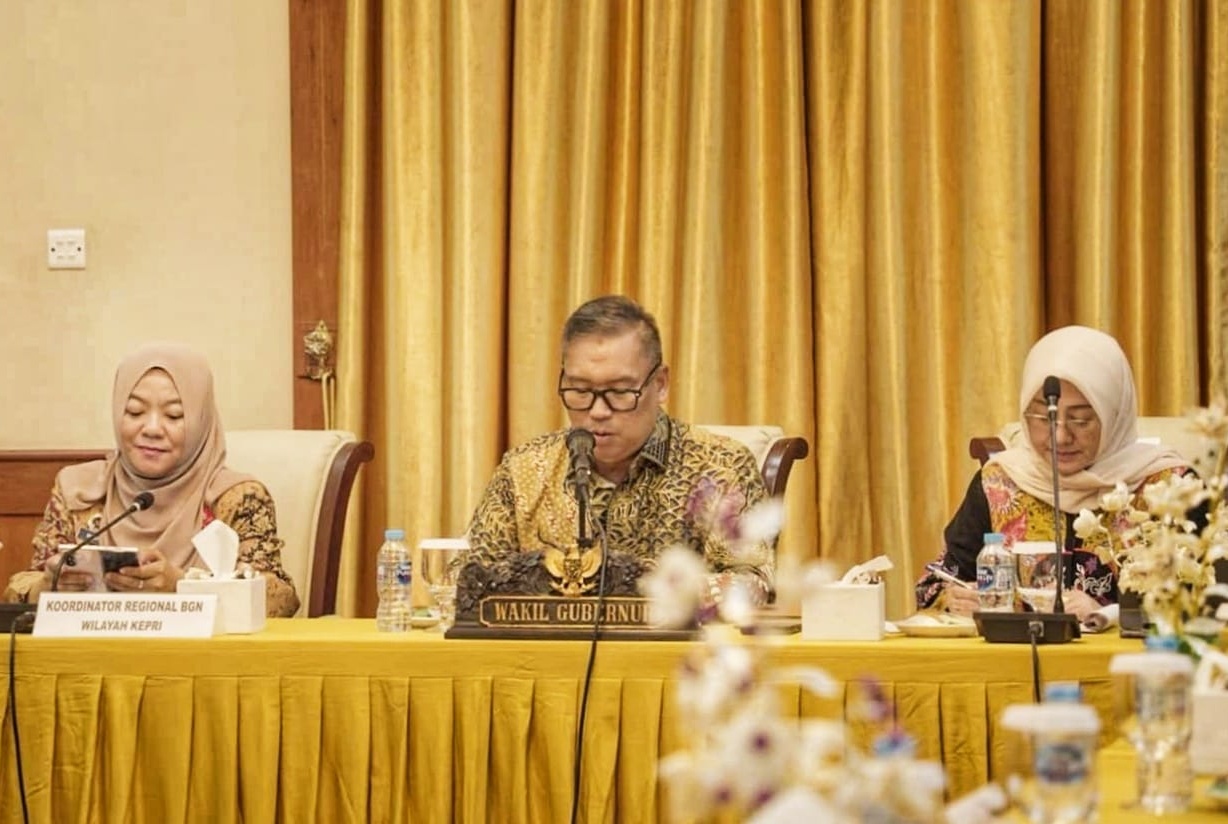 Wakil Gubernur Kepri, Nyanyang Haris Pratamura memimpin Rapat Evaluasi Pelaksanaan Program MBG di Provinsi Kepri yang digelar di Gedung Daerah, Tanjungpinang, Kamis (5/2/2026). (Foto:Diskominfo Kepri)
