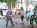 Kapolda Kepri Irjen Pol Asep Safrudin ikut aksi gotong royong kebersihan di Pantai Ocarina, Kota Batam. Foto: Humas Polresta Barelang