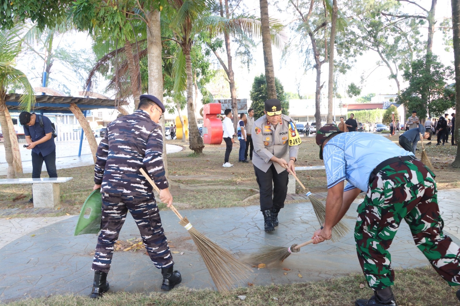 Kapolda Kepri Irjen Pol Asep Safrudin ikut aksi gotong royong kebersihan di Pantai Ocarina, Kota Batam. Foto: Humas Polresta Barelang