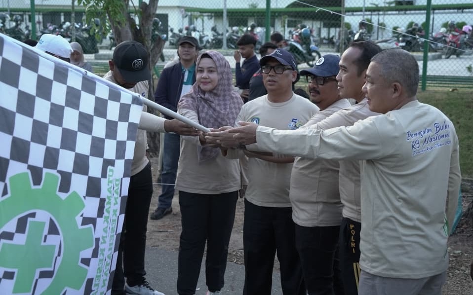 Pelepasan peserta jalan santai dalam rangka peringatan Bulan K3 Nasional ke-56 Provinsi Kepri. Foto: Diskominfo Kepri