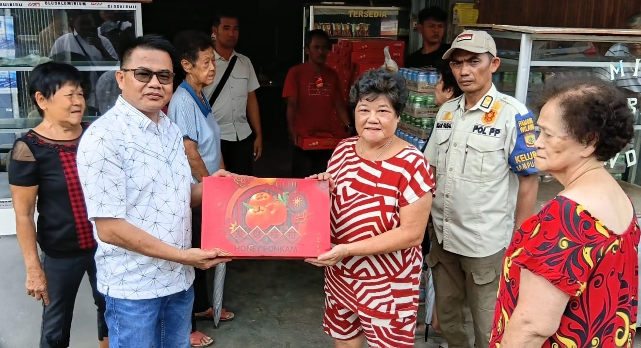 Owner PT Bintan Mobil, Yakbun menyalurkan paket bantuan kepada warga. Foto: Ist