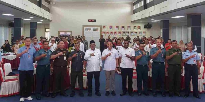 Walikota Tanjungpinang, Lis Darmansyah berfoto bersama saat membuka kegiatan sosialisasi penguatan kepatuhan hukum dan pencegahan Tipikor. Foto: Diskominfo