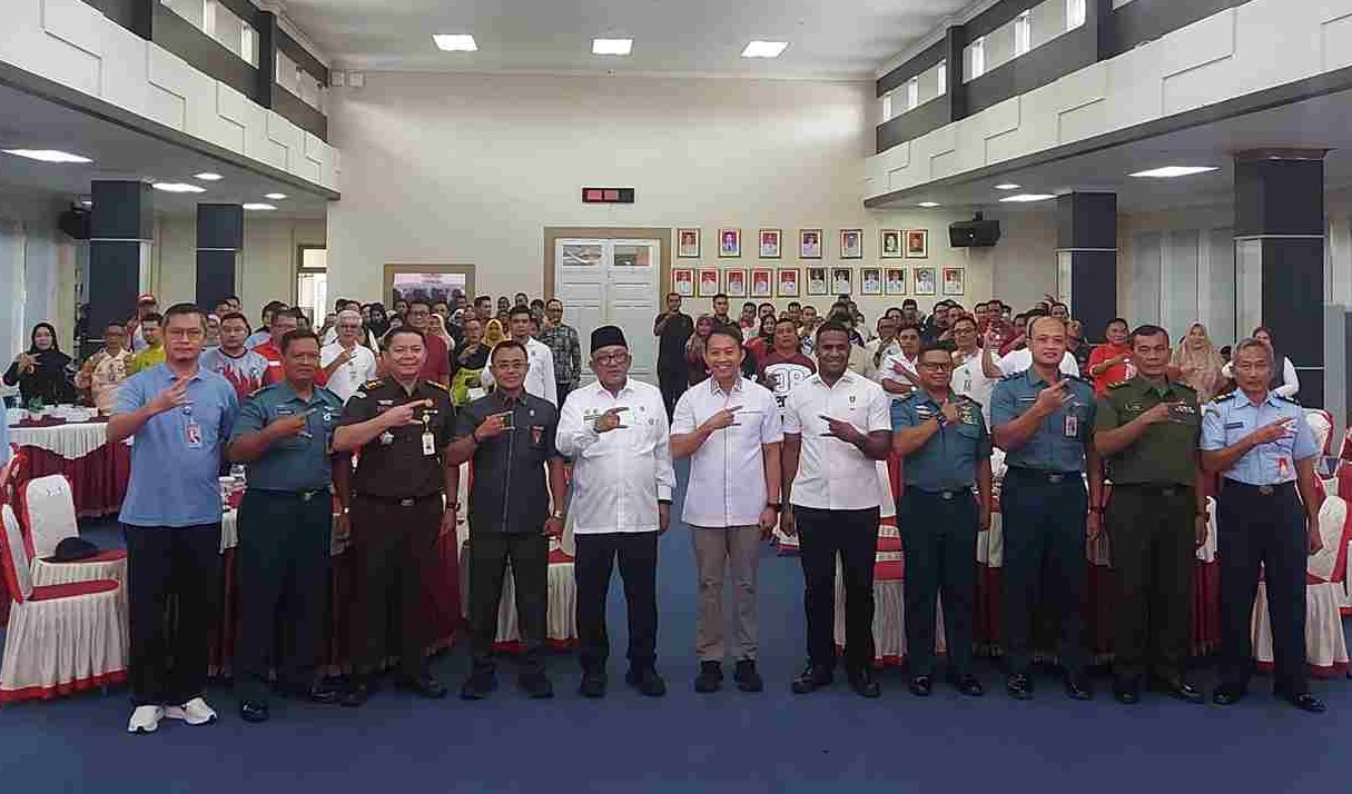 Walikota Tanjungpinang, Lis Darmansyah berfoto bersama saat membuka kegiatan sosialisasi penguatan kepatuhan hukum dan pencegahan Tipikor. Foto: Diskominfo