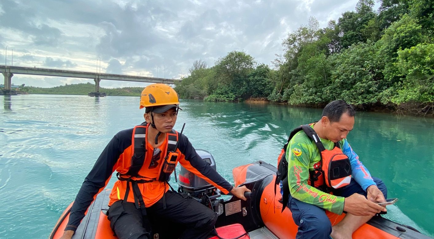 Tim SAR lakukan upaya pencarian terhadap seorang pemuda yang dikabarkan lompat ke laut di Jembatan III Barelang, Kota Batam. Foto: Ist