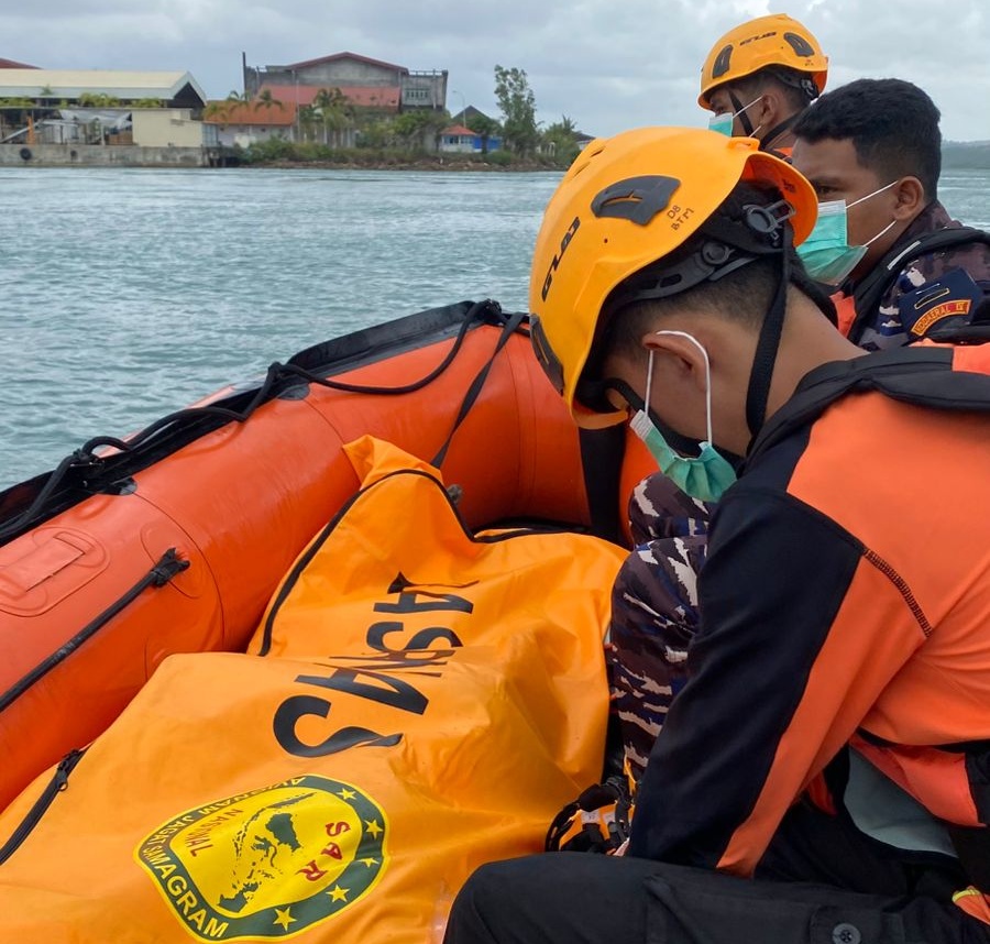 Tim SAR Gabungan mengevakuasi jenazah seorang pria yang lompat di Jembatan Barelang III. Foto: Istimewa