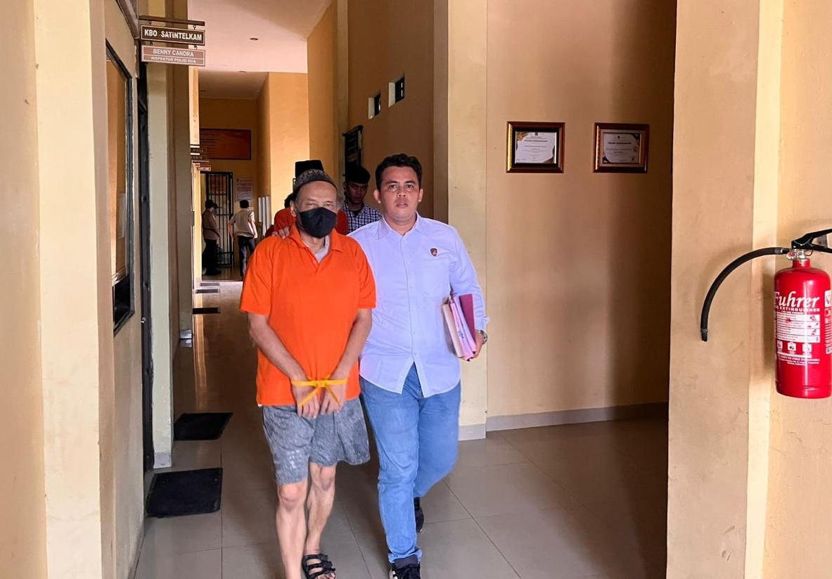 Penyerahan tiga tersangka kasus dugaan korupsi proyek drainase di Anambas. Foto: Istimewa