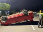 Mobil jenis Toyota Calya terbalik di ruas Jalan Basuki Rahmat Tanjungpinang, Minggu (22/02/2026) malam. Foto: Istimewa