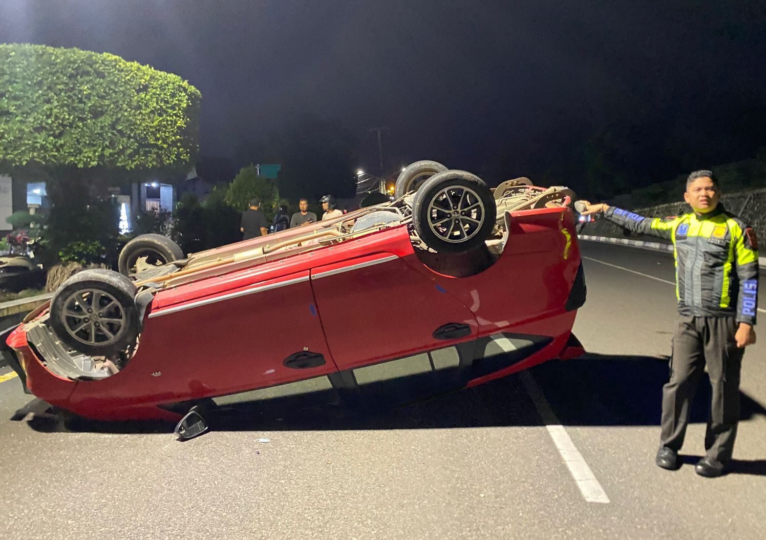 Mobil jenis Toyota Calya terbalik di ruas Jalan Basuki Rahmat Tanjungpinang, Minggu (22/02/2026) malam. Foto: Istimewa