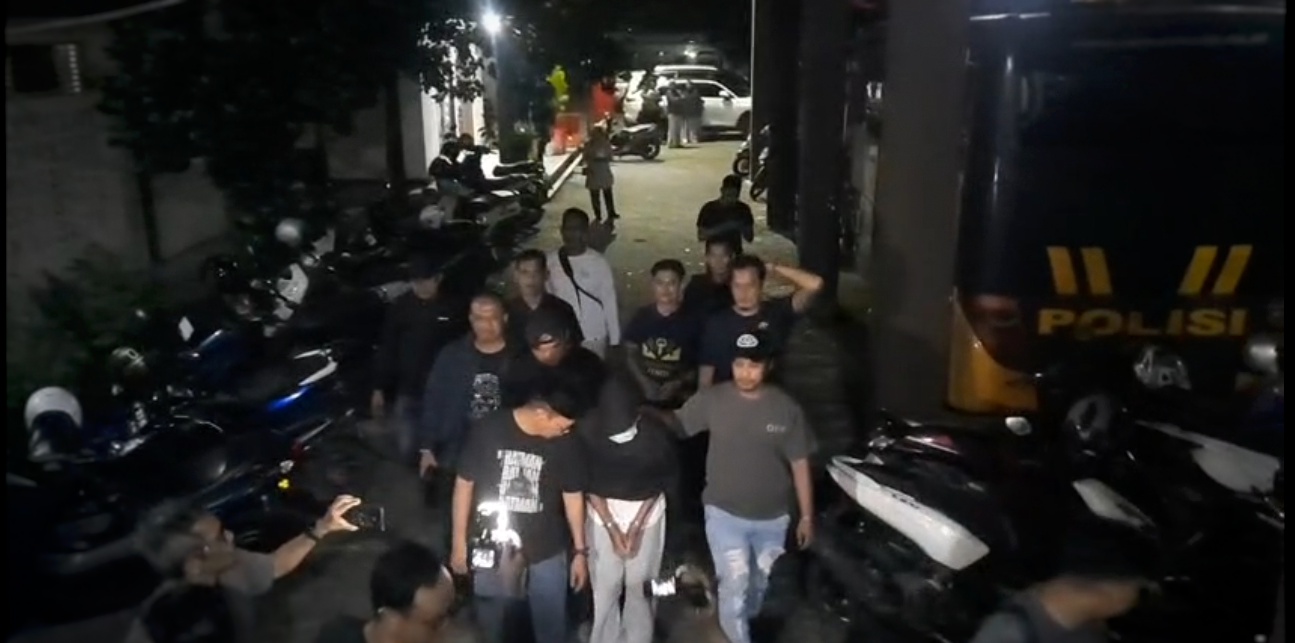 Seorang pria (tangan terborgol) diamankan Satreskrim Polresta Tanjungpinang. Foto: Istimewa