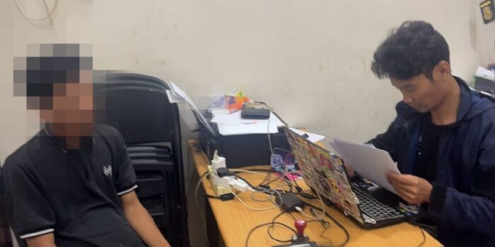 Salah satu terduga pelaku kasus dugaan penyalahgunaan narkoba saat diperiksa penyidik Satresnarkoba Polres Anambas. Foto: Ist