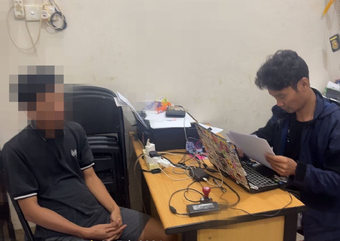 Salah satu terduga pelaku kasus dugaan penyalahgunaan narkoba saat diperiksa penyidik Satresnarkoba Polres Anambas. Foto: Ist