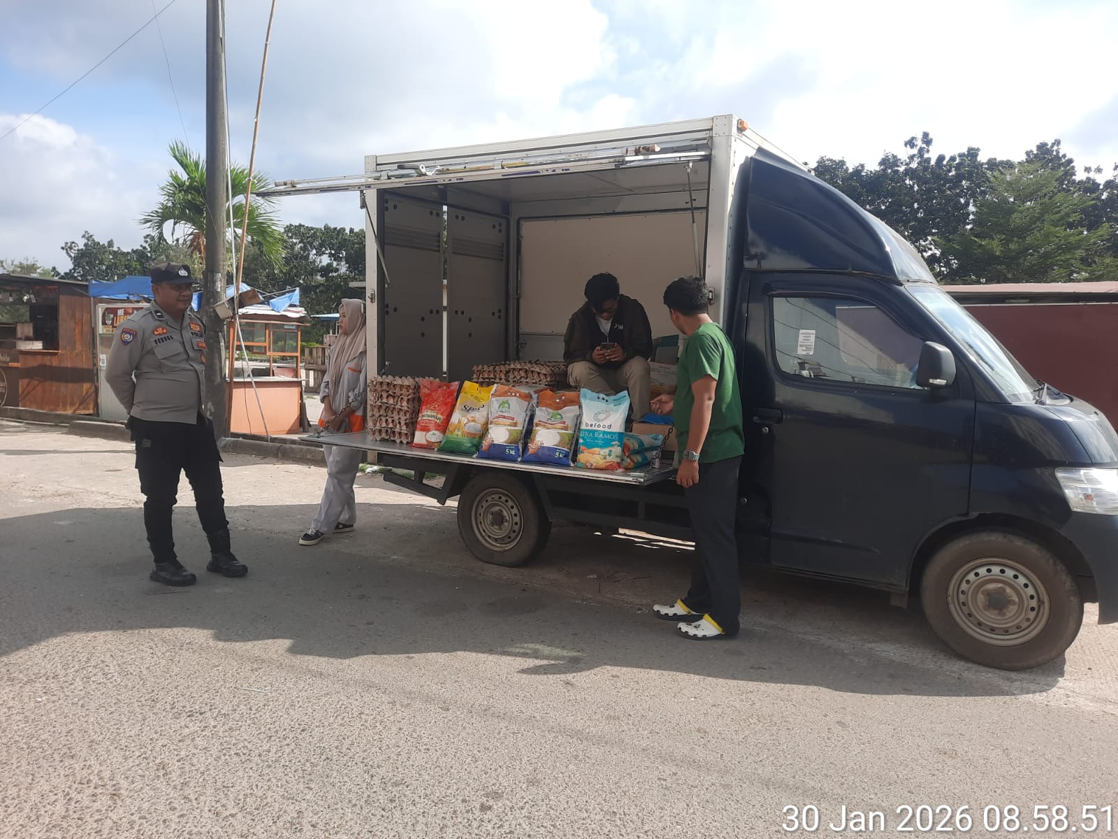 Polsek Sei Beduk bersinergi dengan Perum Bulog Cabang Kota Batam gelar kegiatan Gerakan Pangan Murah (GPM) bagi masyarakat Kecamatan Sei Beduk. (Ist)