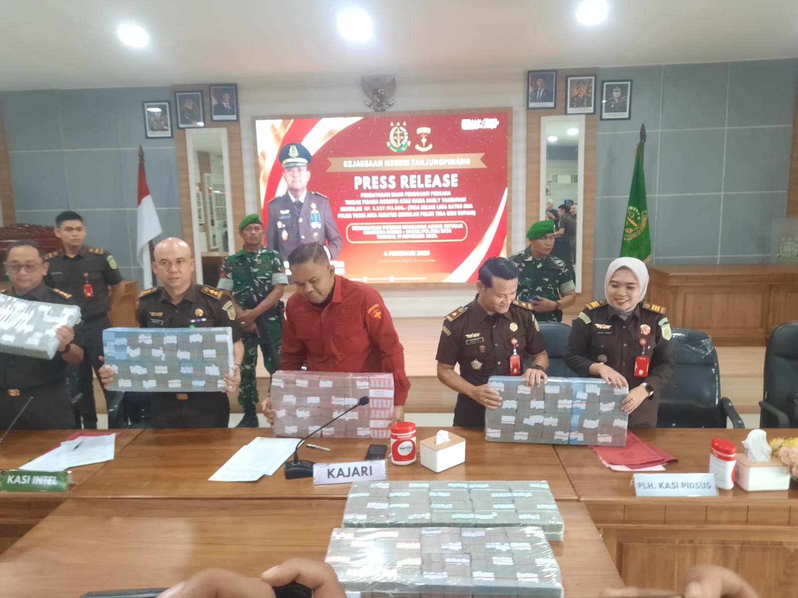 Kejari Tanjungpinang eksekusi uang pengganti kerugian negara senilai Rp.3,52 Miliar dari terpidana perkara korupsi. Foto: Ist