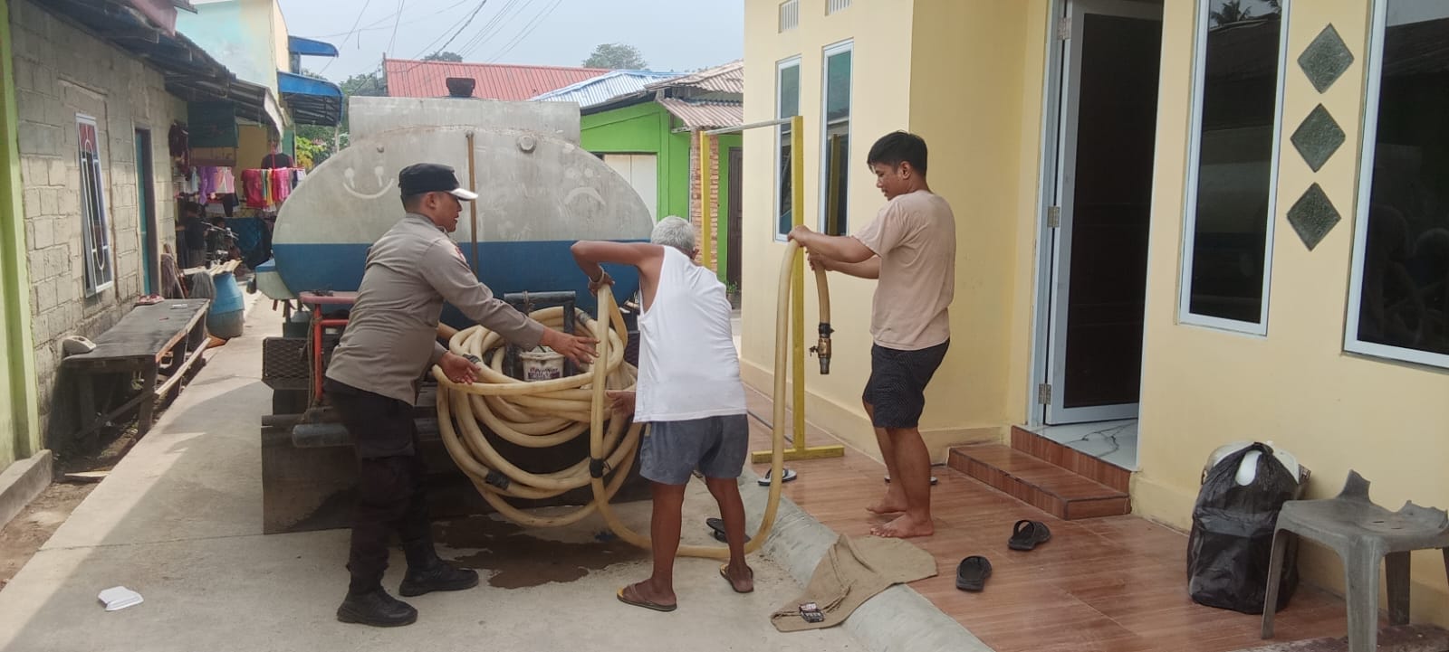 Personel Polsek Batu Ampar melakukan pengamanan pendistribusian air bersih ke warga. Foto: Istimewa