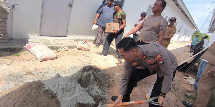 Polsek Nongsa melaksanakan bakti sosial perbaikan dapur warga. Foto: Ist