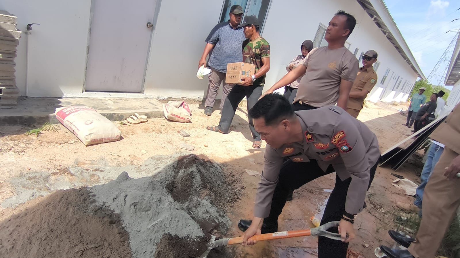 Polsek Nongsa melaksanakan bakti sosial perbaikan dapur warga. Foto: Ist