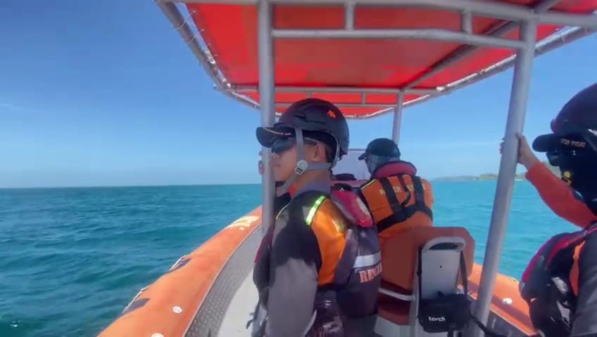 Tim SAR gabungan lakukan pencarian Nahkoda Kapal TB Trans Permata 5. Foto: Ist