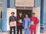 Pengurus HMI Tanjungpinang-Bintan menyerahkan Al-Quran ke pihak sekolah. Foto: Ist