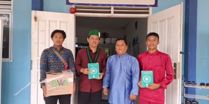 Pengurus HMI Tanjungpinang-Bintan menyerahkan Al-Quran ke pihak sekolah. Foto: Ist