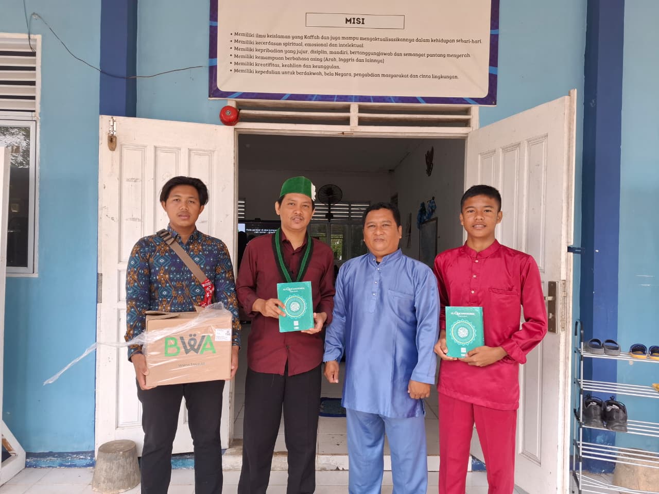Pengurus HMI Tanjungpinang-Bintan menyerahkan Al-Quran ke pihak sekolah. Foto: Ist