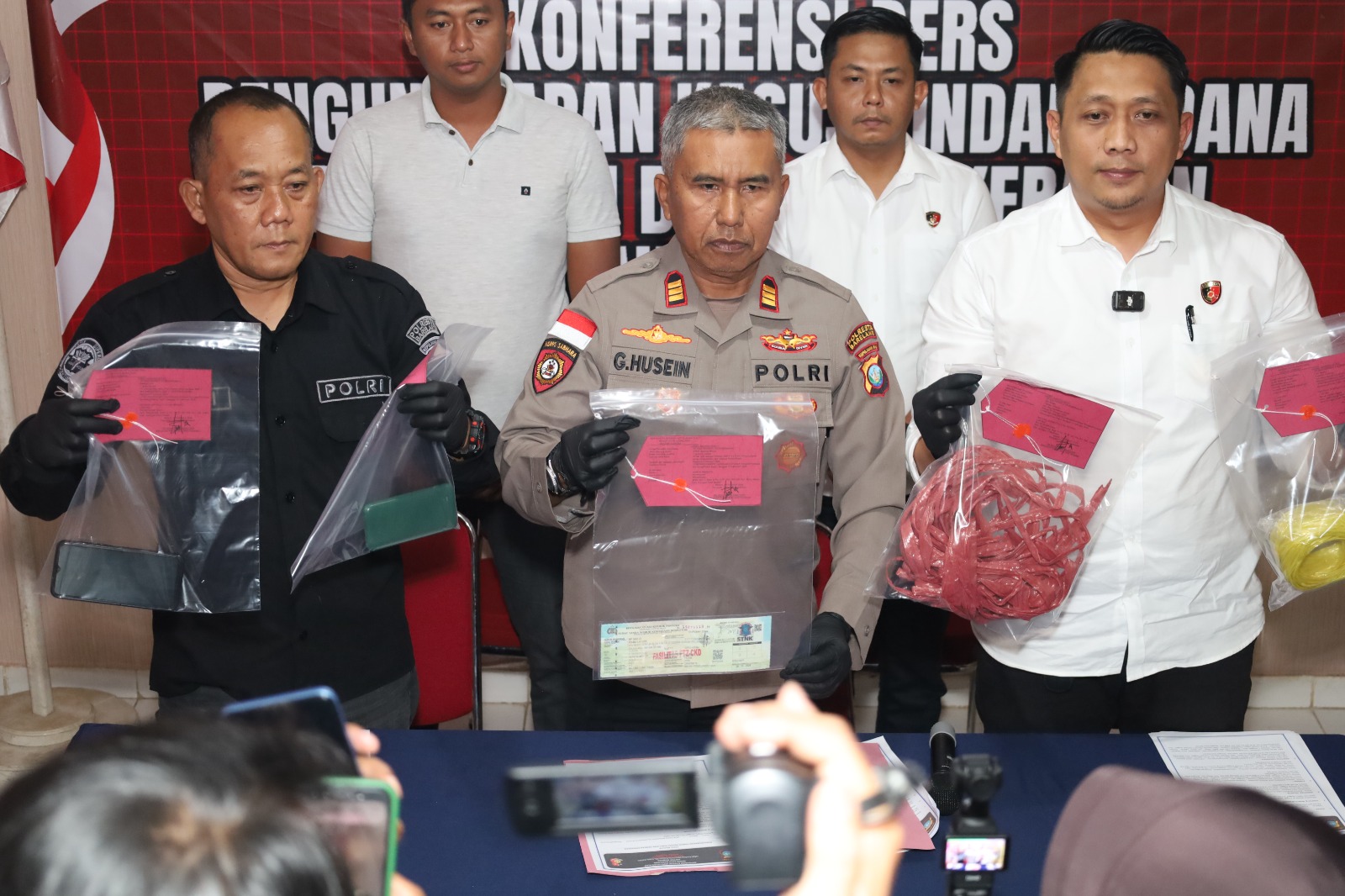 Polsek Nongsa melaksanakan konfrensi pers pengungkapan kasus Curas. Foto: Humas Polresta Barelang
