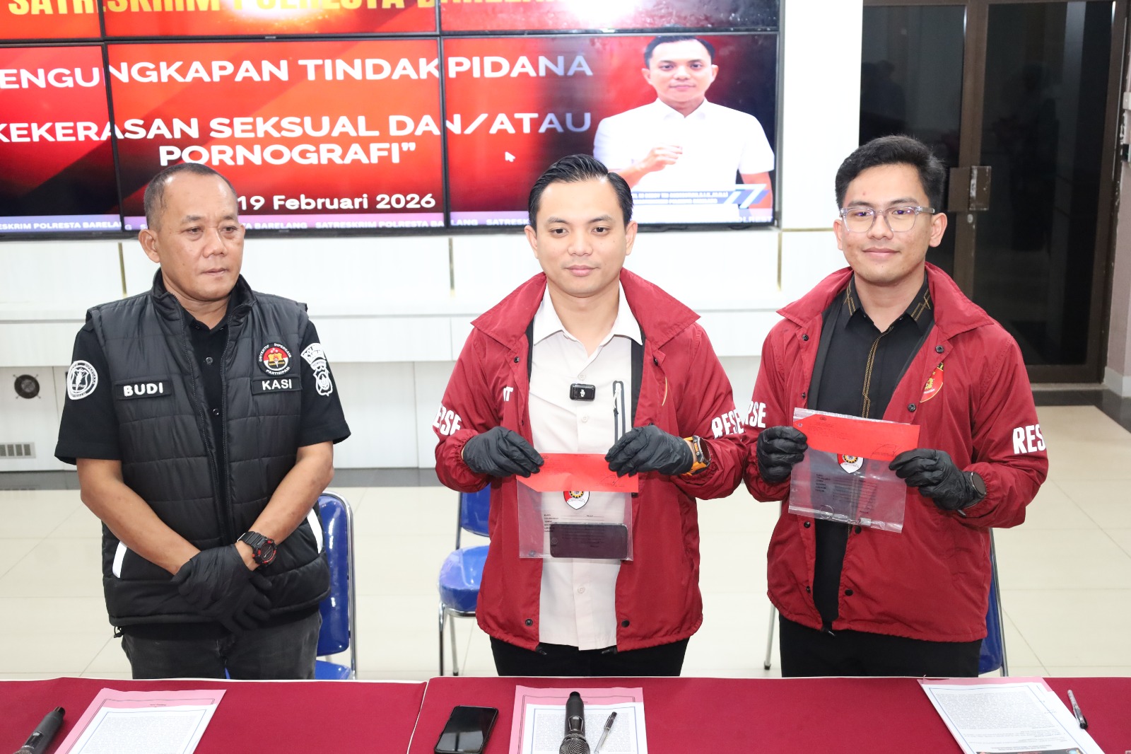 Konfrensi pers pengungkapan kasus pengancaman dan pemerasan mantan pacar di Batam. Foto: Polresta Barelang