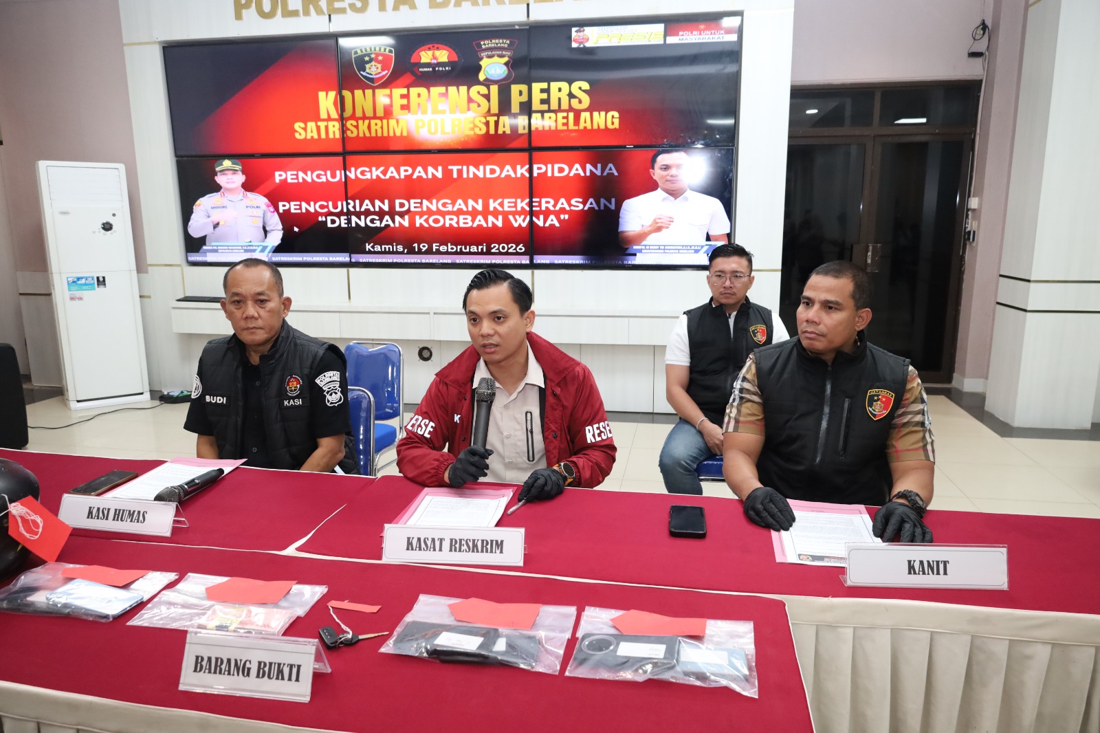 Kompol M Debby Tri Andrestian memberikan keterangan kepada awak media. Foto: Humas Polresta Barelang