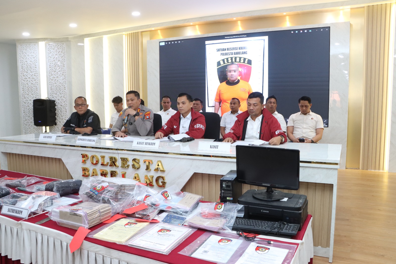 Konfrensi pers pengungkapan kasus dugaan penipuan dalam penjualan kavling bodong di Batam. Foto: Istimewa