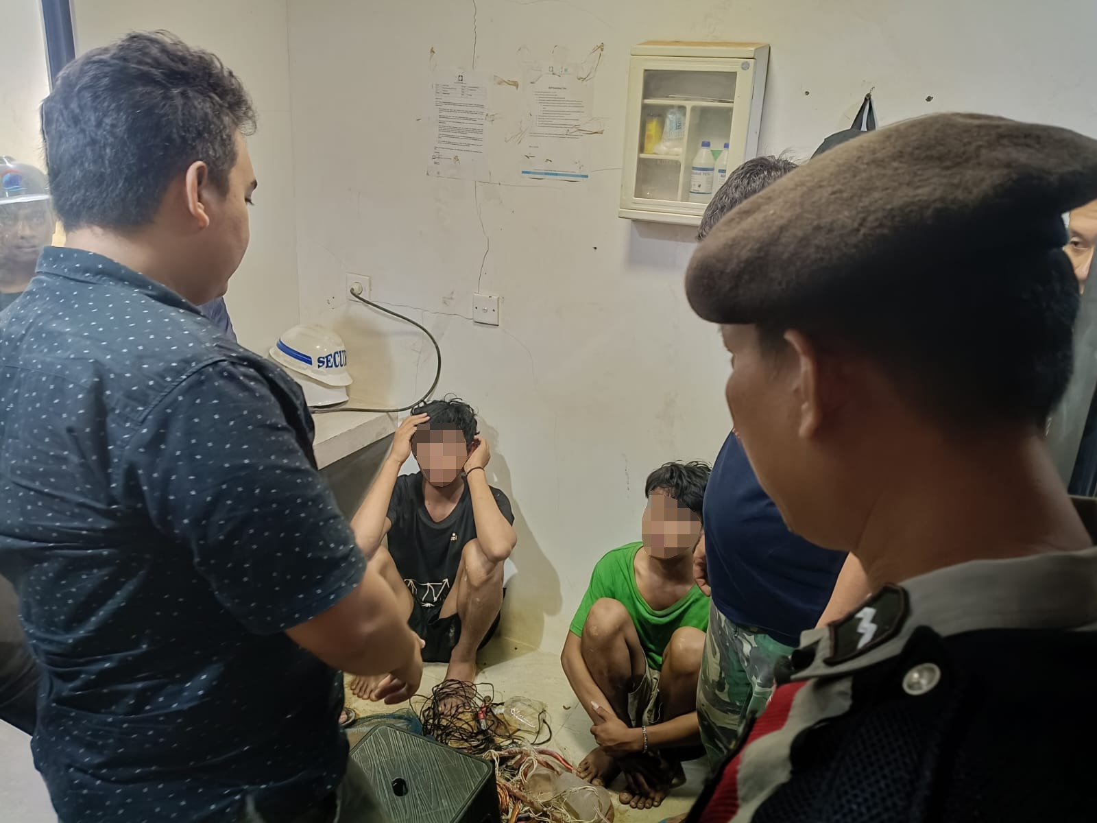 Personel Polsek Nongsa mengamankan dua terduga pelaku pencurian kabel tembaga. Foto: Istimewa