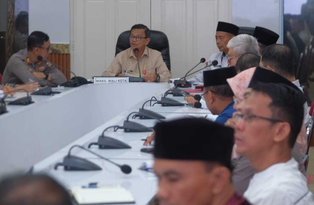 Wakil Walikota Tanjungpinang, Raja Ariza memimpin rapat koordinasi jelang pelaksanaan pawai takbir di Tanjungpinang. Foto: Ist