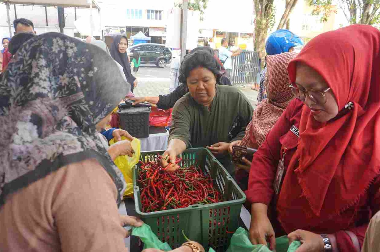Aktivitas di lokasi pasar murah yang digelar Dinas Perdagangan dan Perindustrian Kota Tanjungpinang. Foto: Istimewa