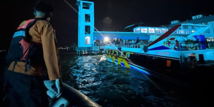 Tim SAR melakukan upaya pencarian terhadap seorang penumpang SB Karunia Jaya yang dilaporkan terjatuh ke laut. Foto: Istimewa