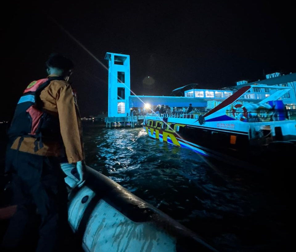 Tim SAR melakukan upaya pencarian terhadap seorang penumpang SB Karunia Jaya yang dilaporkan terjatuh ke laut. Foto: Istimewa