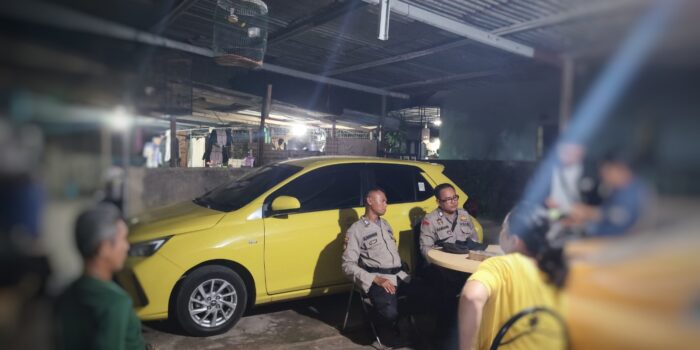 Personel Polsek Sungai Beduk berdialog dengan warga terkait laporan dugaan pengrusakan pagar. Foto: Istimewa