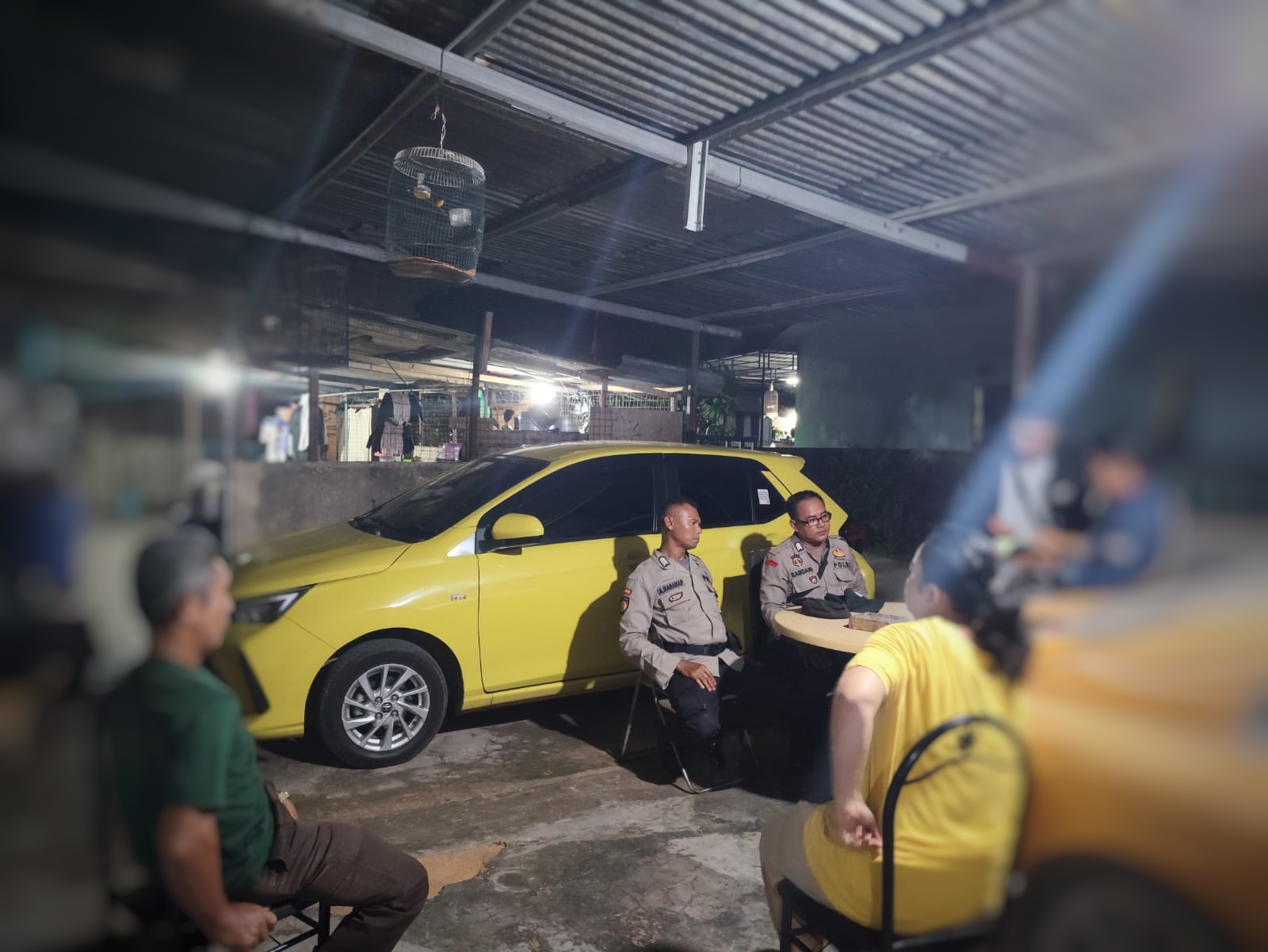 Personel Polsek Sungai Beduk berdialog dengan warga terkait laporan dugaan pengrusakan pagar. Foto: Istimewa