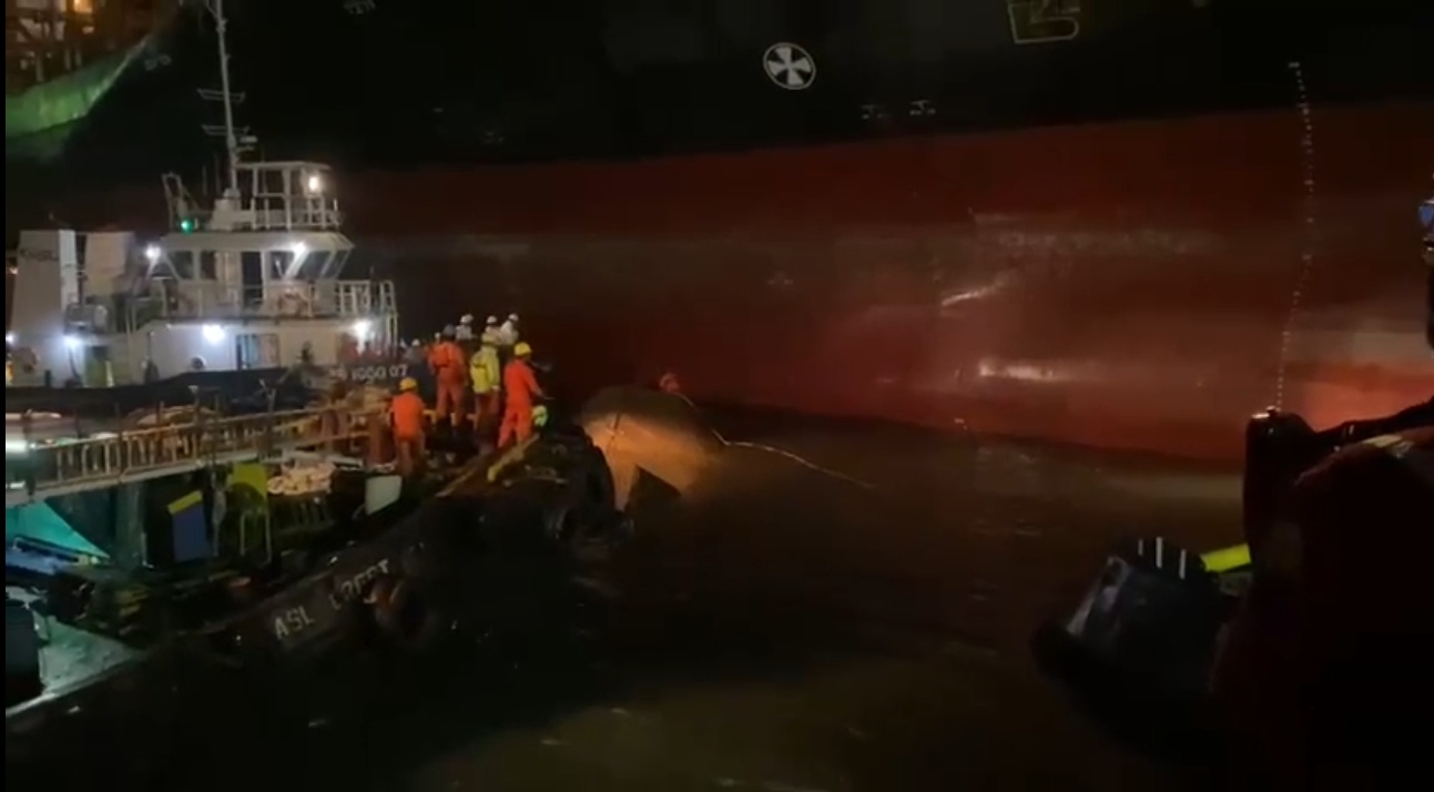 Insiden kecelakaan kapal terbalik di perairan PT ASL Tanjung Uncang, Batam. Foto: tangkapan layar/ Dok Basarnas Tanjungpinang