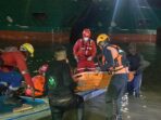 Tim SAR gabungan mengevakuasi korban selamat pada insiden kapal terbalik di perairan PT ASL di Batam. Foto: Istimewa