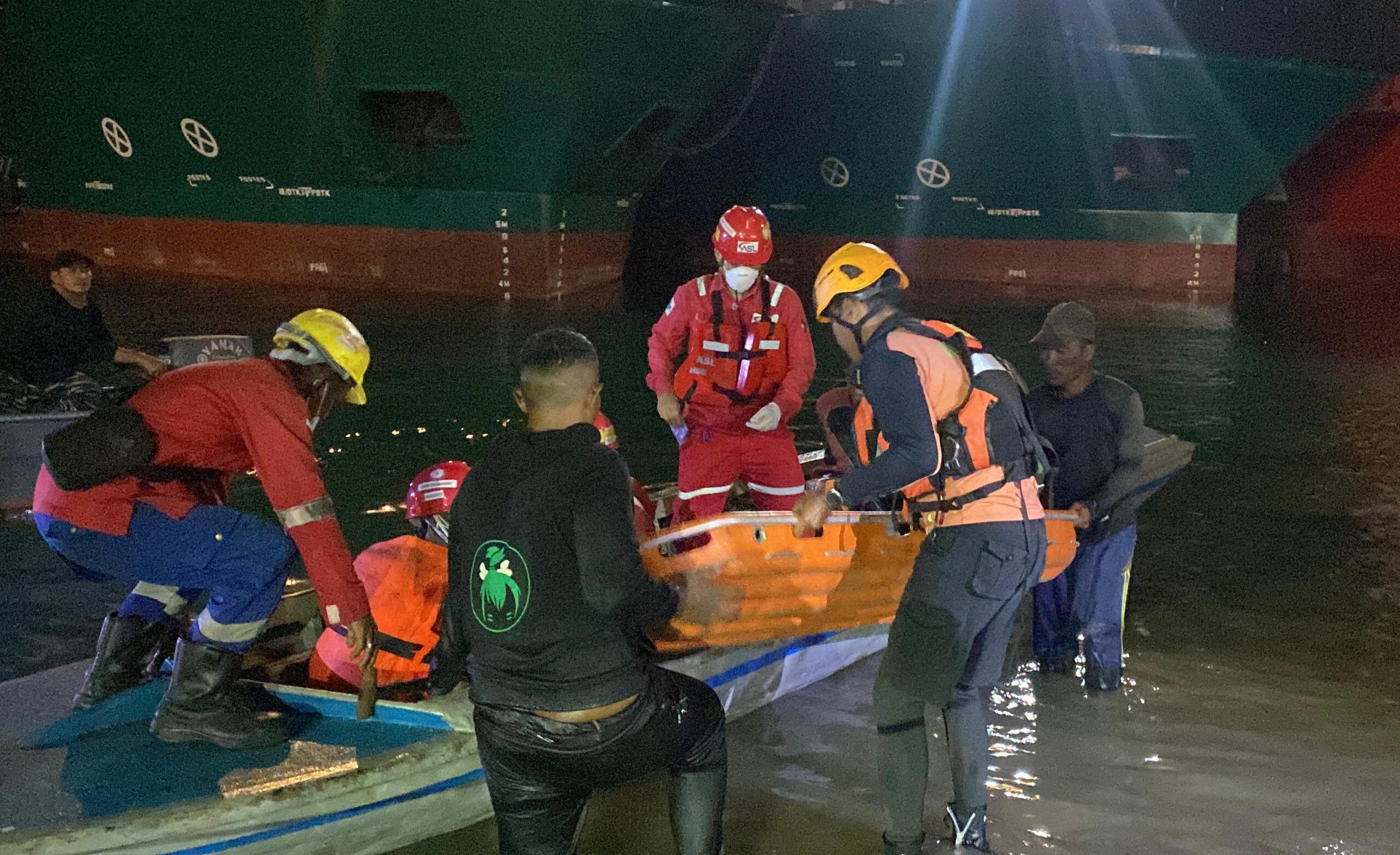 Tim SAR gabungan mengevakuasi korban selamat pada insiden kapal terbalik di perairan PT ASL di Batam. Foto: Istimewa