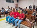 Tiga terdakwa kasus penyelundupan hampir 2 ton sabu (pakai kaos merah) saat jalani sidang di PN Batam. Foto: Istimewa