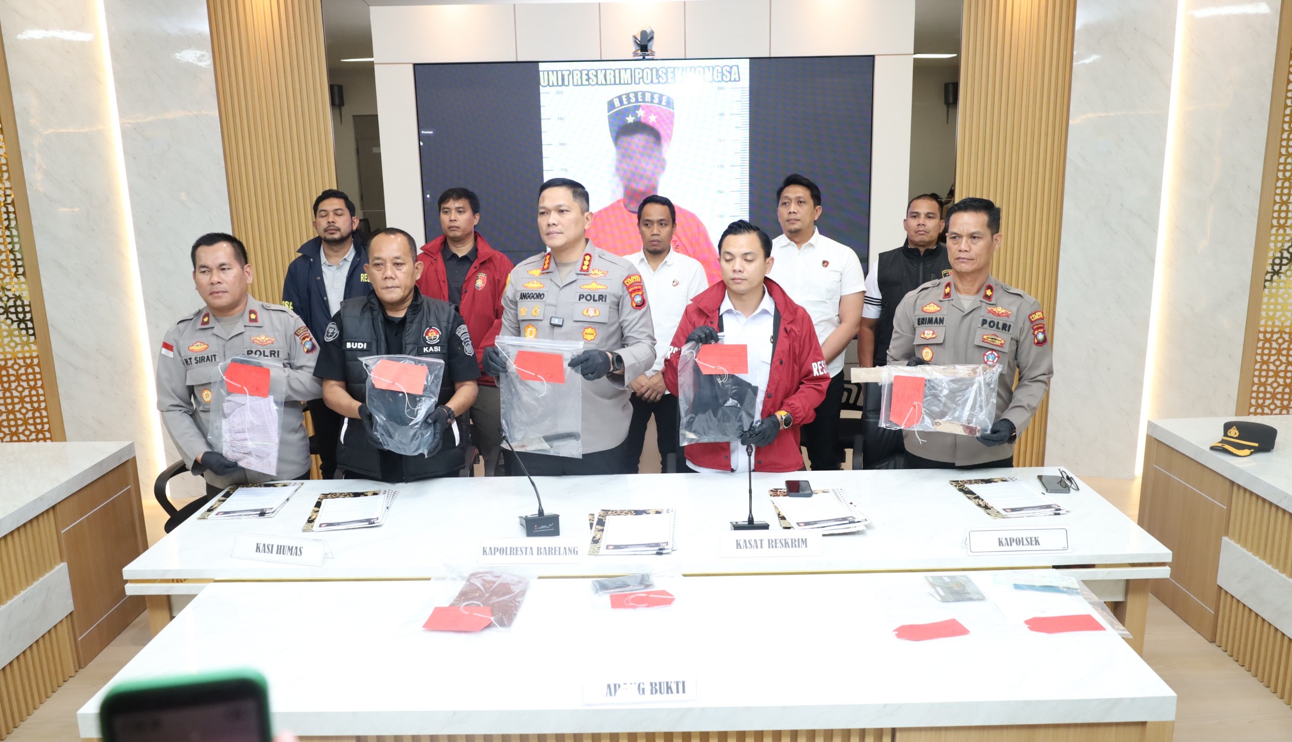 Konfrensi pers pengungkapan kasus pembunuhan di Kota Batam oleh Polresta Barelang Foto: Istimewa