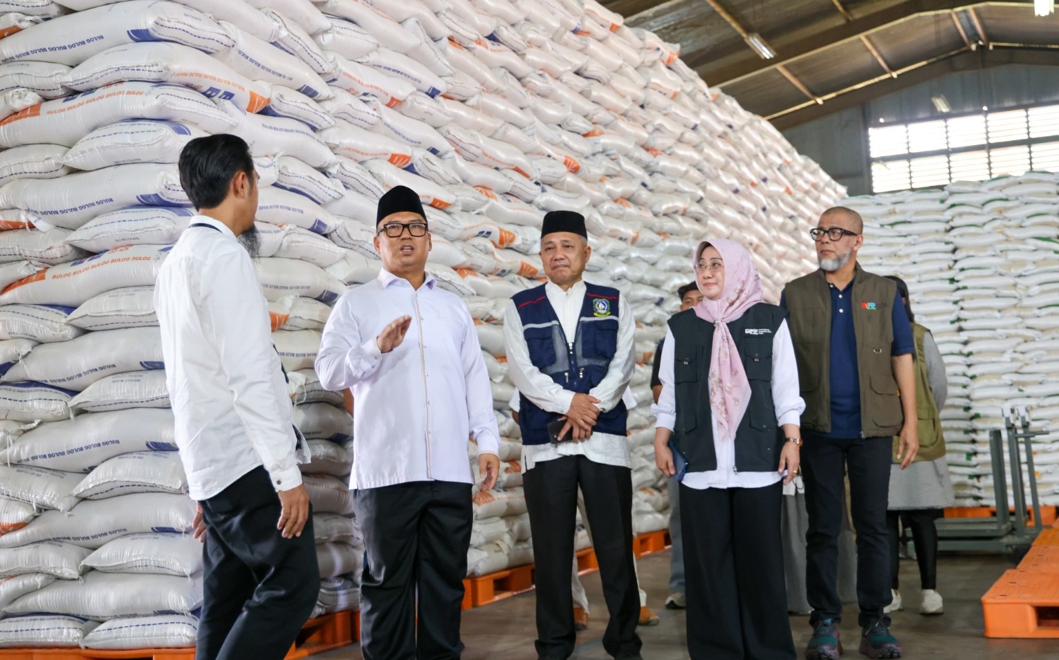 Wakil Gubernur (Wagub) Kepri, Nyanyang Haris Pratamura saat melakukan monitoring dan pengawasan di gudang Bulog Tanjungpinang. Foto: Ist