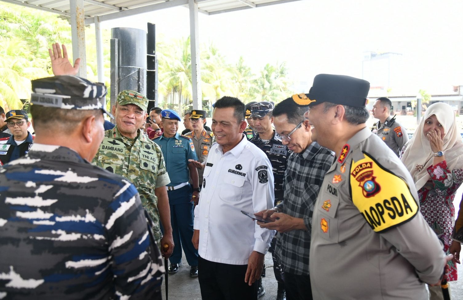 Gubernur Kepri Ansar Ahmad bersama unsur Forkominda meninjau aktivitas di Pelabuhan Harbour Bay, Batu Ampar, Kota Batam. Foto: Ist