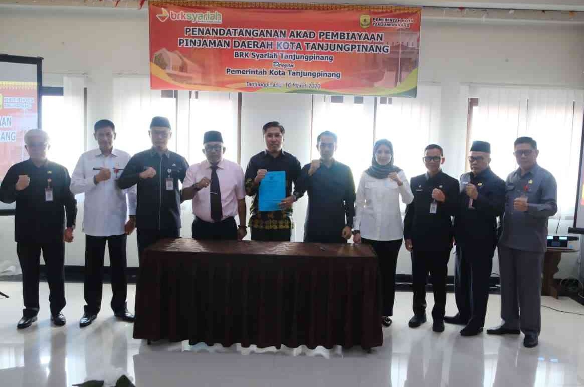 Penandatanganan akad pembiayaan pinjaman daerah antara Pemko Tanjungpinang dan BRK Syariah. Foto: Ist
