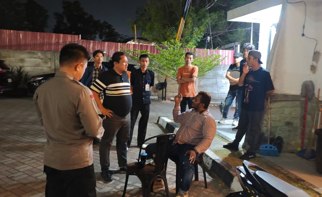 Personel Polsek Batam Kota saat mendatangi lokasi dugaan percobaan pencurian kabel di kawasan Batam Center. Foto: Humas Polresta Barelang