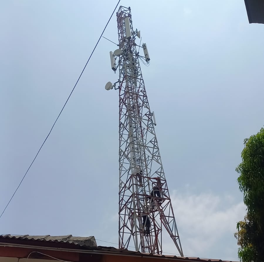 Proses penyelamatan pria yang nekat memanjat tower di Kecamatan Sekupang, Kota Batam. Foto: Istimewa