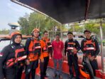 Tim Rescue berfoto bersama dengan nelayan yang sebelumnya dilaporkan hilang kontak saat melaut di perairan Karimun. Foto: Ist