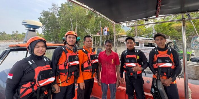 Tim Rescue berfoto bersama dengan nelayan yang sebelumnya dilaporkan hilang kontak saat melaut di perairan Karimun. Foto: Ist